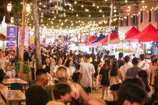 Chợ đêm tại Phú Quốc mở cửa tới sáng hút du khách tới vui chơi, ngắm pháo hoa